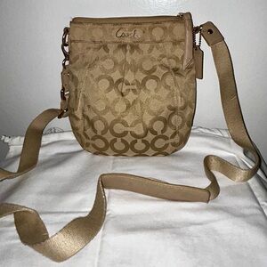 Coach vintage Parker Signature
Beige Canvas Swingpack Crossbody Bag
